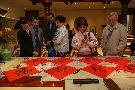 कुछ चीनी लोगों की तस्वीर