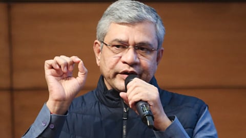 केंद्रीय इलेक्ट्रॉनिक्स और आईटी मंत्री अश्विनी वैष्णव माइक पर बोलते हुए और हाथ से इशारा करते नजर आ रहे हैं। 
