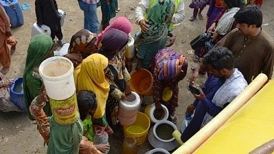 पानी लेने के लिए एकत्रित महिलाएं 