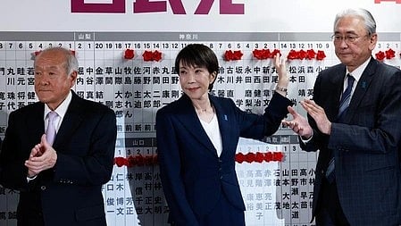 जापान के नेतागण मंच साझा करते हुए। 