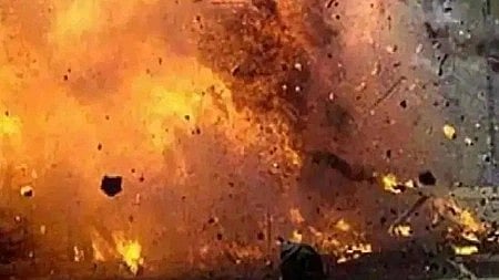 आग के विशाल ज्वाला को देखा जा सकता है। 