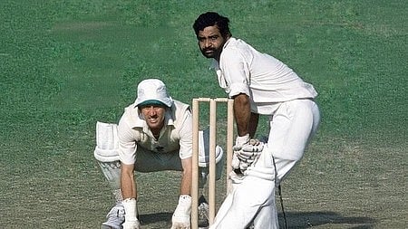 क्रिकेटर खेल के मैदान में खेलते हुए। 