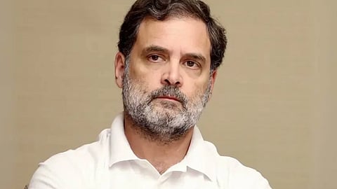 सफ़ेद टीशर्ट पहने नेता प्रतिपक्ष राहुल गाँधी जो सामने की ओर देख रहे हैं।  