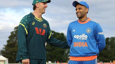 कप्तान सूर्यकुमार यादव और मिचेल मार्श अपनी-अपनी जर्सी में साथ खड़े हैं और हंस रहे हैं 
