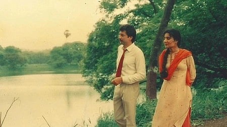 अभिनेता और अभिनेत्री एक साथ अभिनय करते हुए। 