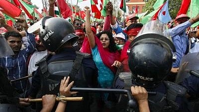 आंदोलन करते हुए लोग। 