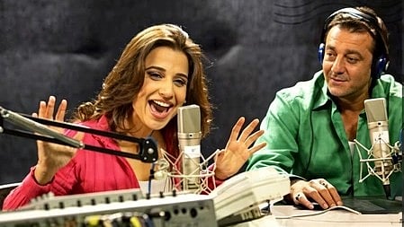 संजय दत्त एक अभिनेत्री के साथ अभिनय करते हुए। 