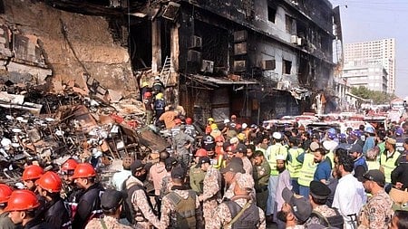 पाकिस्तान में भरी भीड़ और सुरक्षा बल। 