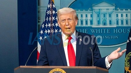 डोनाल्ड ट्रम्प अपनी बात रखते हुए। 