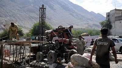 गिलगित-बाल्टिस्तान इलाके में कार्यरत कर्मचारी।  