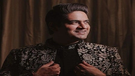 अमित मिश्रा मुस्कुराते  हुए।  