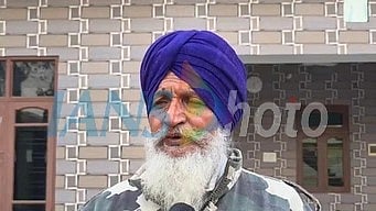 पुलवामा में शहीद हुए जवान के पिता।  