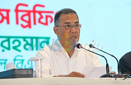 तारिक रहमान मंच पर बोलते हुए। 