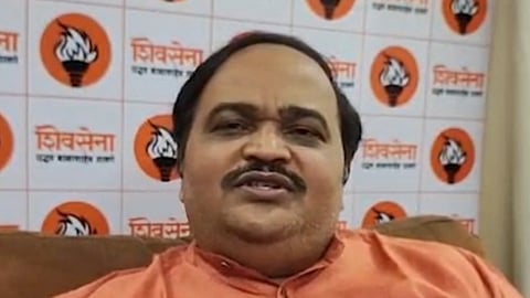 भगवा रंग का कुर्ता पहने शिव सेना नेता जो कुछ बोलने का प्रयास कर रहे हैं। 
