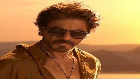 शाहरूख खान काला चश्मा पहने हुए 