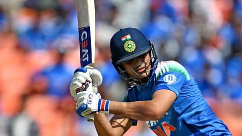 भारतीय क्रिकेट टीम के खिलाड़ी शुभमन गिल के हाथ में बल्ला है और वो शॉट मारते नज़र आ रहे हैं। 