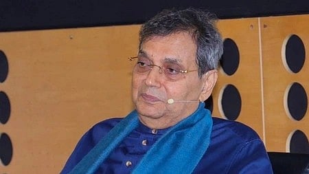 सुभाष घई नीले वस्त्र में 