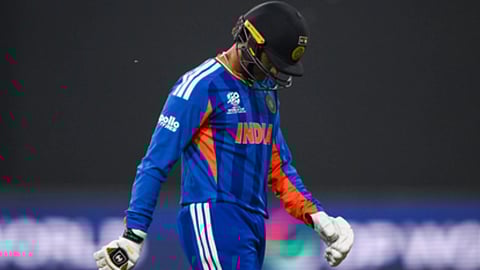 भारतीय सलामी बल्लेबाज अभिषेक शर्मा आउट होकर निराश दिख रहे हैं और उन्होंने नीली जर्सी पहन रखी है। 
