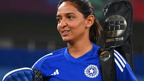 नीली जर्सी में कप्तान हरमनप्रीत कौर दिखाई दे रही हैं। 
