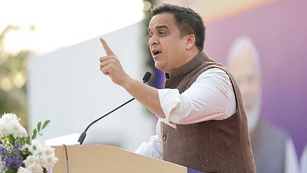  हर्ष संघवी भाषण देते हुए।  