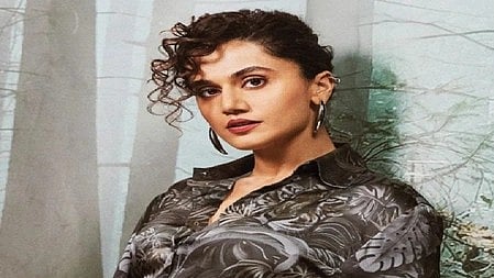 तापसी पन्नू एक सुंदर परिधान में। 