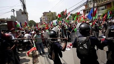 नेपाल में प्रदर्शन करते लोग। 