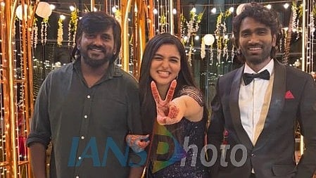 अभिनेत्री कयादू लोहार दो अन्य लोगों के साथ में। 