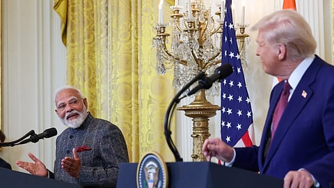 मंच पर प्रधानमंत्री नरेंद्र मोदी और डोनाल्ड ट्रम्प   