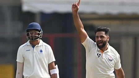 आकिब नबी डार खेलते हुए। 