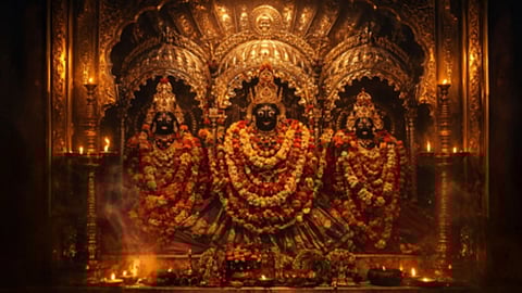 मंदिर के गर्भगृह में भगवान राम, माता सीता और लक्ष्मण की काले पत्थर की सुसज्जित मूर्तियां, फूलों की मालाओं और दीपों से सजी हुई दिखाई दे रही हैं।