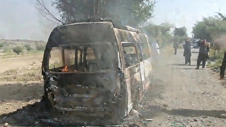 पाकिस्तान (केपी) में हमले के बाद बुरी हालत में गाड़ी। 