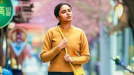  प्रियंका मोहन अभिनय करते हुए 