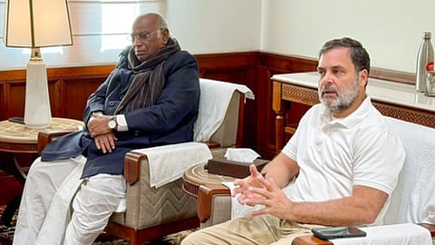 एक बैठक के दौरान कमरे में राहुल गांधी बातचीत करते दिख रहे हैं और खड़गे गंभीर मुद्रा में सुन रहे हैं।
