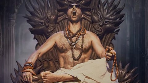 अक्षय कुमार डरावने सिंहासन पर बैठे हैं, काला चश्मा और रुद्राक्ष की मालाएं पहने हुए माला जपते नजर आ रहे हैं, चारों ओर धुंधला और भयावह माहौल दिखाई दे रहा है।