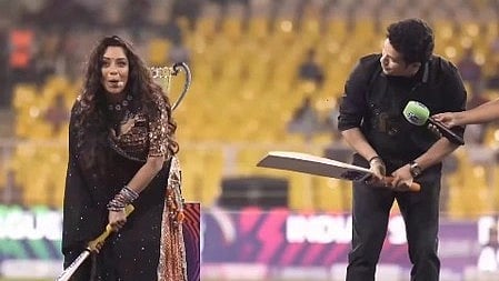 सचिन तेंदुलकर और अनुपमा खेलते हुए। 