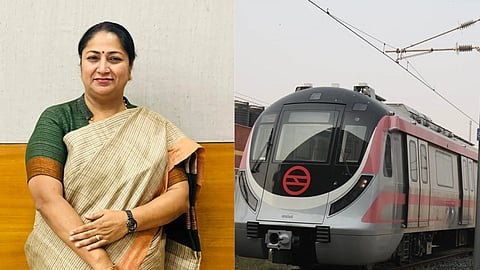 एक ओर साड़ी पहने महिला खड़ी नजर आ रही हैं, वहीं दूसरी ओर दिल्ली मेट्रो की ट्रेन पटरी पर दिखाई दे रही है।