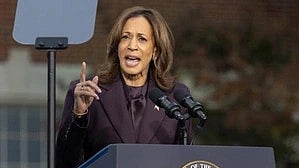 कमला हैरिस भाषण देते हुए। 