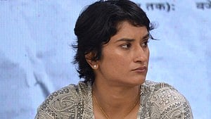 भारतीय महिला रेसलर और कांग्रेस विधायक विनेश फोगाट 