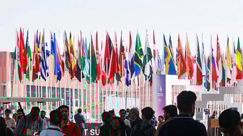 इस दृश्य में विभिन्न देश के झंडों का प्रदर्शन किया गया है 