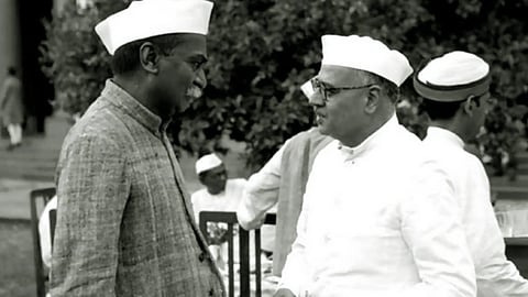 डॉ.राजेंद्र प्रसाद एक नेता के साथ मिलते हुए 