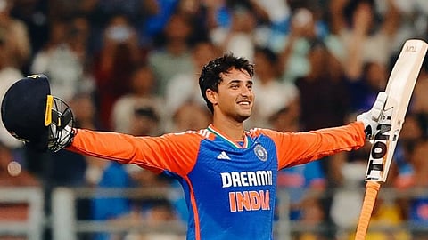 भारतीय क्रिकेट टीम की जर्सी में अभिषेक शर्मा, जो बल्ले के साथ जश्न मनाते दिख रहे हैं। 
