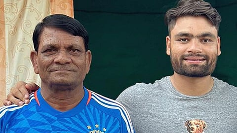 भारतीय क्रिकेटर रिंकू सिंह अपने पिता के साथ जिन्होंने टीम इंडिया की जर्सी पहन रखी है और रिंकू ने अपने पिता के कंधे पर हाथ रखा है।  
