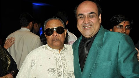 इस चित्र में रविन्द्र जैन अन्य किसी और व्यक्ति के साथ नजर आ रहे है 