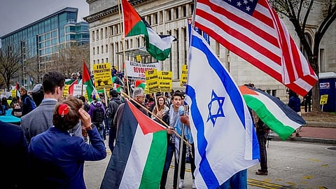 इस चित्र में अमेरिका-इजराइल और ईरान के झंडे है 