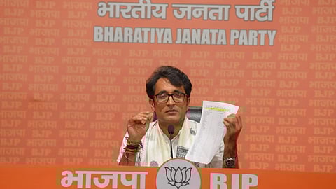 इस चित्र में भाजपा के प्रवक्ता प्रदीप भंडारी है 