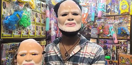 होली उत्‍सव: मुजफ्फरपुर में पीएम मोदी के मुखौटे का क्रेज, बाजारों में मास्‍क आउट ऑफ स्टॉक