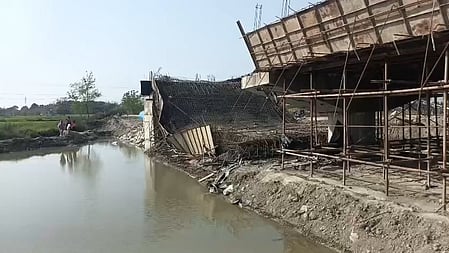 बिहार: गोपालगंज में घोघरी नदी पर निर्माणाधीन पुल गिरा, तीन अभियंता निलंबित