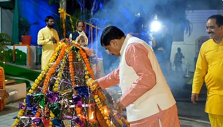 मध्य प्रदेश के मुख्यमंत्री के आवास सहित अन्य स्थानों पर होलिका दहन