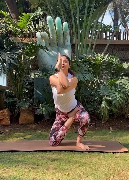 वातायनासन