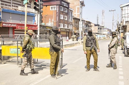 जम्मू-कश्मीर के एलजी ने श्रीनगर में हाई-लेवल सिक्योरिटी रिव्यू मीटिंग की अध्यक्षता की